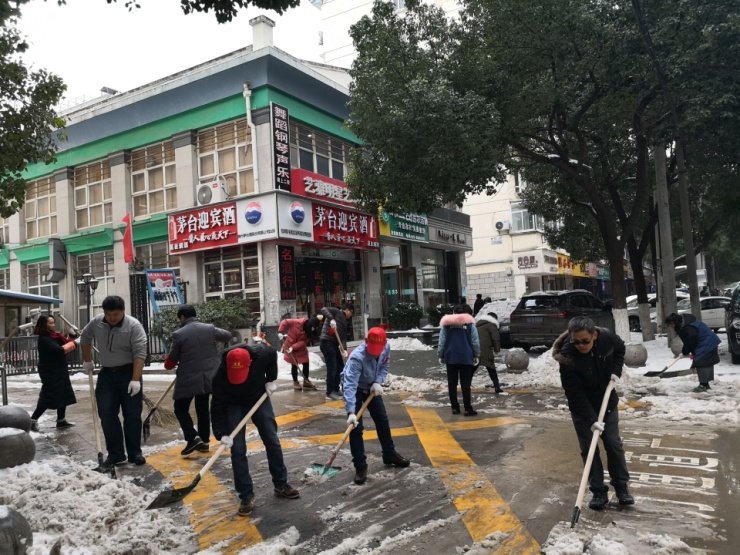 爆破公司志愿者走上街头融雪除冰，彰显企业社会责任 费涵隽拍摄.jpg