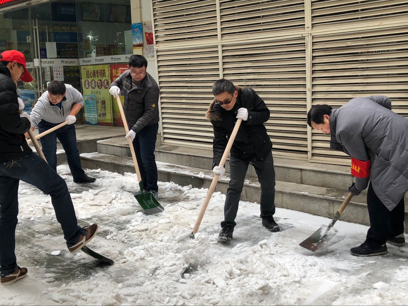 爆破公司志愿者走上街头融雪除冰，彰显企业社会责任  费涵隽拍摄.jpg